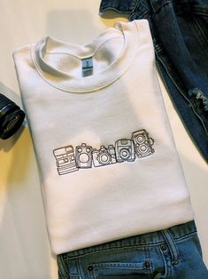 Vintage Cameras Embroidered Crewneck Sweatshirt, Perfect Gift For Photographer Or Yourself If You Love Cameras Then This Will Fit Your Style. This Is A Very Popular Design. Message with any questions. 50% Cotton 50% Polyester. Vintage Cameras Embroidered Sweatshirt | Photography Sweashirt | Sweatshirt  For Photography Lovers | Sweatshirt | Romper | Jumper Photography Sweatshirt, Crewneck Aesthetic, Sweatshirt Romper, Botanical Shirt, Gifts For Photographers, Embroidered Tee, Embroidered Crewneck, Hand Embroidery Art, Embroidered Clothes