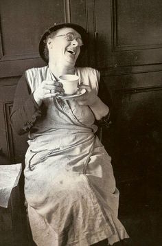 a woman laughing while holding a cup in her hand with the caption'vive feliz, sin pensar en lo que digan los demas