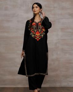 Turtle Neck Kurti Design, Black Kashmiri Suit, Kashmiri Dress Designs, Kashmiri Suits Design, Black Embroidery Kurti, Winter Suits For Women Indian, Kashmiri Embroidery Suits, Kashmiri Outfits For Women, Kashmiri Kurta