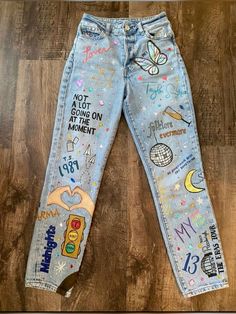 Eras Art Taylor Swift, Taylor Swift Converse Diy, Taylor Swift Clothes Concert, Taylor Swift Diy Jeans, Taylor Swift Themed Birthday Party Activities, Diy Eras Tour Outfit Ideas, Eras Tour Outfits Jeans, Cute Taylor Swift Crafts, Trio Eras Tour Outfits