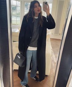 Black Coat Outfit, Everyday Fits, Chique Outfit, Samba Outfit, London Outfit, Mode Casual, January 19, Coat Outfits, Mode Inspo