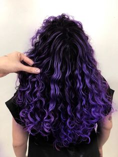 Purple Balayage Curly Hair, Mah Core, Curly Purple Hair, Highlights Curly Hair, Hair Color Chart, Cute Curly Hairstyles