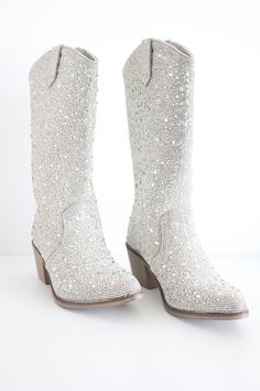 For my extra babes or concert goers, these boots are going to ROCK your world. They are fabulous! Silver Rhinestone studded western boot Stacked heel Inside calf zipper Sparkling Cowgirl Boots, Uzun Boy, Silver Boots, Pretty Shoes Sneakers, Western Ankle Boots, Tour Outfits, Fancy Shoes, Western Boot, Silver Fox