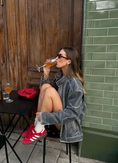 Fashion inspo, fashion outfits, outfit ideas, red sambas adidas outfit, adidas sambas outfit, fall shoes, fall sneakers, fall fashion, fall outfits, cute everyday outfits, outfit inspirationen, nyc fashion, automn outfits, outfits, black leather jacket, ootd, simple outfits Look Adidas, Burgundy Fashion, Adidas Outfit, Red Sneakers