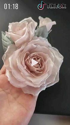 ++ín! Christmas Decorations Centerpiece, Diy Hair Accessories Ribbon, Fabric Rose, Fabric Flower Brooch, Christmas Wreaths Diy Easy, Fabric Flower Tutorial, Handmade Flowers Fabric, Rose Brooch, Christmas Wreaths To Make