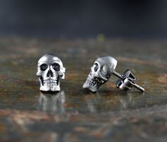 ** Handcrafted solid sterling silver human skull for snap closure earring. The work is totally manual. The skull has been carved first in wax and then cast and transferred to the metal where the finish is finished. ** This cute skull is perfect for a love and friendship gift AND is perfect for men and women. They can be a very original complement to your wedding day ** Gothic, punk and urban style earrings, due to their small size they are very elegant and sophisticated in any type of look and t Silver Skull Earrings With Skull Print, Skull Earring, Earring For Men, Cute Skull, Punk Earrings, Claw Ring, Small Skull, Gold Skull, Love And Friendship