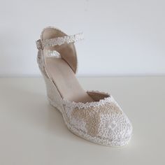 Bridal espadrilles, handmade with jute, genuine leather, and satin. Very comfortable. Satin ribbon can be replaced for a bracelet or organza if you prefer. Wedge: 9,5cm platform: 2,5cm Color: Off White Bridal Espadrilles, Bridal Wedges, Wedge Espadrilles, Satin Ribbon, Wedding Shoe, Espadrilles, Portugal, Etsy Accessories, Coin