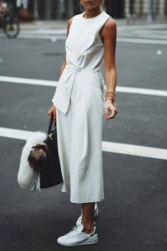 15 Outfits to Wear with Your New White Sneakers #purewow #fashion Sukienki Maksi, Couture Dior, Casual Chique Stijl, Culotte Jumpsuit, All White Outfit, Fashion Blogger Style, White Jumpsuit, Business Outfit