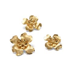 Elevate your hair game with our Alexandra Flower Clip Set. This luxurious set of three floral claw clips brings an editorial touch to any look. Whether worn alone or mixed and matched, these clips exude elegance and refinement, making them the perfect addition to your hair accessories collection. Available in Antique Gold. Made in NYC. Gold Flower Hair Accessories, Glam Boho, Hair Acessories, Gold Hair Pin, Halo Headband, Floral Hair Clip, Headband Jewelry, Hair Accessories Collection, Cocktail Jewelry