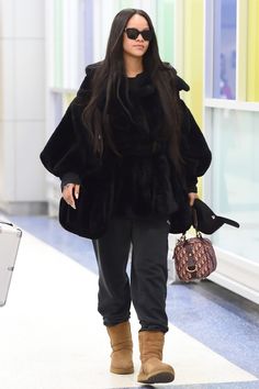 Celebrity Athleisure, How To Wear Uggs, Ugg Boots Outfit, Rihanna Outfits, Athleisure Brands, Jfk Airport, Celebrity Style Icons, Rihanna Style, Stylish Celebrities