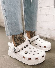 Crocs Aesthetic, Clog Outfit, Styling Crocs, Crocs Outfit, Platform Crocs, White Crocs, Crocs Shoes