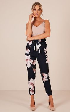 Summer Business Casual Outfits, Casual Work Attire, Business Casual Outfits For Women, Summer Work Outfits, Summer Fashion Dresses, Floral Pants, Professional Outfits, Fashion Mode