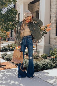 Women’s Fall Picture Outfit, Trendy Fall Fashion 2024, Women Outdoorsy Style, Long Denim Dress Outfit Fall, Farm Work Outfits Women, Casual Styling Women, Anniversary Weekend Outfits, 70s Womens Fashion Casual, Fall Trending Outfits