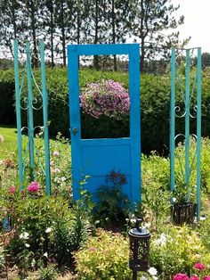 Check out this upcycled garden decor idea using an old wooden door. Old Door Plant Stand, Upcycled Garden, Rusty Garden, Upcycle Garden