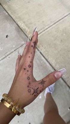 25 Best Hand Tattoos for Women Trending Now Tato Mandala, Hand Tattoo Ideas, Simple Hand Tattoos, Side Hand Tattoos, 16 Tattoo, Tato Minimal, Cute Hand Tattoos