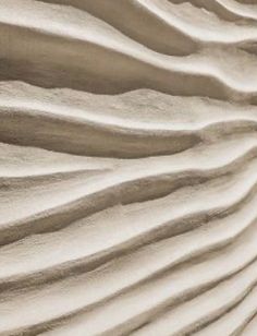 a close up view of some sand dunes