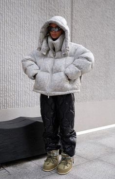 Ski Outfit Ideas, Puffer Outfit, Trendy Outfit Inspo, Street Style Fall Winter, Puffer Jacket Outfit, Winter Outfits Aesthetic, White Puffer, Ski Outfit