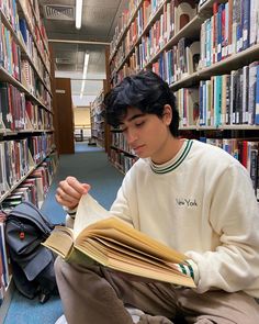 Aesthetic boy reading book pretty boy fall fashion Artsy Boy, Ravi Singh, Nerd Aesthetic, Nerdy Guys, Cute Nerd, Guys Read, College Guys, Exam Motivation