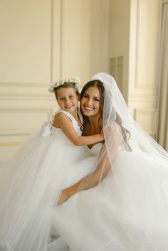 Junior Bridesmaid Pictures, Bride And Junior Bridesmaid Pictures, Bride And Flower Girl Portrait, Wedding Photo Ideas Bride And Flowergirl, Flowergirl Bride Photos, Flowergirl Wedding Photos, Flower Girl Photoshooting, Bride And Flowergirl Picture, Bride And Daughter Pictures