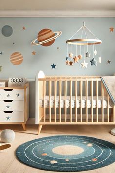 🌟🪐 Transforme o quarto do seu bebê em uma galáxia de sonhos! 🚀✨  Confira ideias inspiradoras para uma decoração temática de astronauta, espaço e planetas que vão levar a imaginação do seu pequeno às estrelas. Boy Nursery Space Theme, Baby Boy Space Theme Nursery, Space Nursery Theme Boys, Interactive Wall Art, Creative Toy Storage, Gender Neutral Kids Room, Diy Kids Room, Outer Space Nursery, Toy Storage Ideas