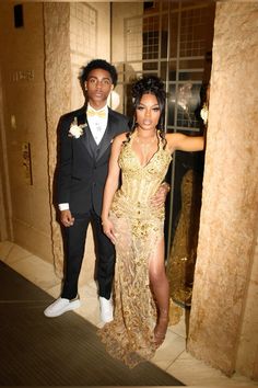 black boy & girl gold prom Prom Black Couples, Homecoming Couples Outfits, Prom Couples Outfits, Plus Prom Dresses, Prom Gold, Prom Goals, Prom Inspiration, Prom Couples, Prom Inspo