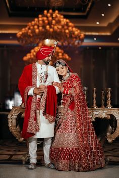 Couple Poses Bride Groom, Couple Potrait Pic, Shadi Couple Pose, Simple Couple Poses Indian Wedding, Couple Pose Indian Wedding, Kapal Photo Wedding, Punjabi Wedding Groom, Wedding Copel Pose, Clogup Photo