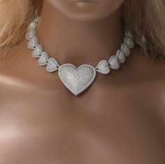 Presentamos la exquisita cadena de corazones: ¡una brillante leyenda en joyería!

¿Buscas el regalo perfecto para ella? Nuestra cadena de corazón helada adornada con circonitas en forma de corazón es una verdadera joya, ¡y no es de extrañar que esté ganando inmensa popularidad! ¡Ideal para cumpleaños, Navidad, Día de San Valentín, Día de la Madre y cualquier ocasión especial que se te ocurra!

Experimente el glamour: Elija entre 3 impresionantes colores: dorado, oro blanco y rosa Oro

Elaborado con materiales de oro, oro blanco y oro rosa de alta calidad, este collar cuenta con una elegancia y durabilidad incomparables.

Ajuste perfecto para cada cuello: Disponible en tres tamaños: 16 pulgadas, 18 pulgadas y 20 pulgadas, lo que garantiza que encontrará el que mejor se adapte a sus necesida Girl Hiphop, Big Heart Necklace, Heart Chain, Cool Gifts For Women, Exclusive Jewelry, Hip Hop Jewelry, Diamond Watch, Big Heart, Perfect Gift For Her