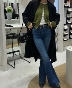 Flare Jeans Outfit, Jeans Outfit Fall, Europe Outfits, Winter Outfit Inspiration, Style Inspiration Winter, Cold Weather Outfits, Jeans Outfit, Neutral Fashion, Casual Winter Outfits