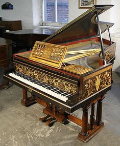 an old piano is sitting in the middle of a room