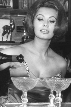 Take a cue from the legendary Sophia Loren, who the American Film Institute lists as one of the best actors of classic Hollywood cinema, and channel your inner bombshell. Sofia Loren, Old Hollywood Style, Old Hollywood Glam, Old Hollywood Stars, Dita Von, Dita Von Teese, Sophia Loren, Old Hollywood, Diva