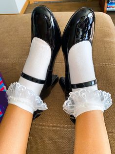 Mary Jane Shoes Ankle Socks, Socks And Mary Janes, Mary Janes Black Socks, Frilly Socks With Docs, Frilly Socks Aesthetic, Black Frilly Socks, Lace Ankle Socks, Frilly Socks, Shoes Too Big