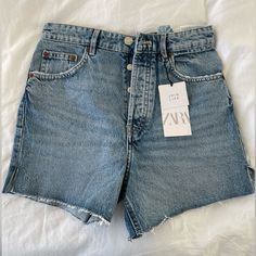 Brand New With Tags - Zara Jean Shorts! Size 38 / Size 6 Zara Jean Shorts, Tap Shorts, Mid Rise Jean Shorts, Pink Denim Shorts, Tie Dye Denim, Fat Workout, Studded Denim, White Jean Shorts, White Denim Shorts