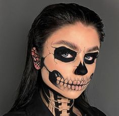 Halloween Costumes Skull Make Up, Skull Face Halloween Makeup, Halloween Makeup Full Face, Skull Face Paint Aesthetic, Skull Halloween Makeup Easy, Skull Face Makeup Tutorial, Skull Makeup Women, Couple Skull Makeup, Skull Face Makeup Easy