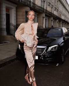 The best way to travel around my favourite cities London & Paris @wheely 🌹  Anzeige/Ad Chauffeur-driven, Streets ahead. 🖤#WheelyMoment… Leonie Hanne, City Of London, Ways To Travel, Party Outfits, London City, Favorite City, Yoga Leggings, Travel Around, Super Cool