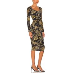 Baroque-pattern printRound neckLong sleevesMid-lengthStraight hem.Composition: Viscose 93%, Spandex/Elastane 7%Lining: Polyamide 100%Machine Wash Elegant Knee-length Paisley Midi Dress, Elegant Fitted Midi Dress With Paisley Print, Printed Short Dresses, Baroque Pattern, Versace Dress, Runway Dresses, Versace Jeans Couture, Versace Jeans, Pleated Midi Skirt