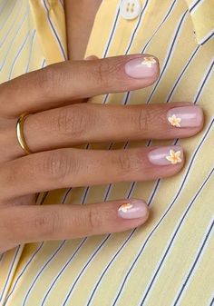 ¿Son posibles los diseños de uñas cortas y elegantes a la vez? ¡Claro que sí! Aunque tradicionalmente hemos concebido que solo las uñas largas son elegantes, en los últimos años por fin parece que hemos entrado en razón. Las uñas cortas no solo cómodas sino que se han convertido en tendencia porque pueden resultar elegantes y muy chic. Así te lo demostramos con esta selección de 30 ideas de manicura que incorporan los colores, diseños y efectos de moda en el universo nail art. ¿Qué colores y ... Nail Art, Nails, Art, Nail Arts