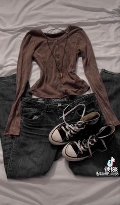 Cute Outfits Downtown, Outfit Ideas 2000s Style, Twilightcore Outfits, 2000s Fall Fashion, Twilight Core Outfits, Downtown Fits, Twilight Fashion, 2000s Autumn