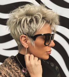 Short Hairstyles That Are Easy to Style Hair Accessories Braids, Pixie Blonde, Haircut Design, Beautiful Lifestyle, Cool Blonde Hair, Blonde Pixie Haircut