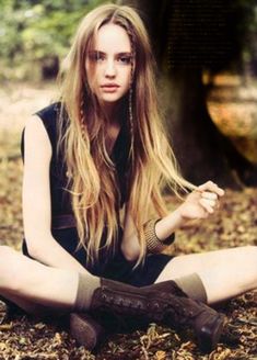 Beautiful, natural hair & makeup. Love this poise. Hippie Braids, Hippie Hair, Small Braids, Bohemian Hairstyles, Mode Boho, Bohol, Festival Hair, Braids For Long Hair, Hair Envy