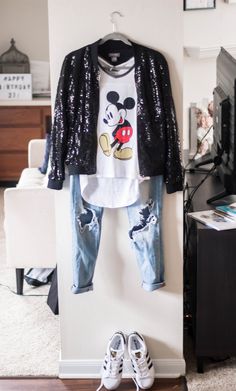 Disney World In February, What To Pack For Disney, Pack For Disney World, Disney Outfits Women, Disney World Outfits, Disneyland Outfits, Sweatshirt Outfit, What To Pack