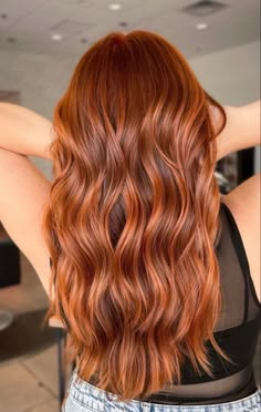 Caramel Highlights On Ginger Hair, Lived In Red Hair, Long Copper Red Hair, Dark Ginger Hair With Highlights, Copper Sombre, Fall Hair Colors For Redheads, Light Ginger Hair Copper Natural Red, Dimensional Red Hair Copper, Wavy Copper Hair