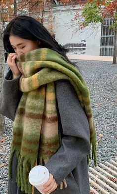 Fashion Outfits Autumn 2024, Fun Outfits For Women, Scarves How To Wear, Fall Winter Aesthetic, Scarfs Ideas, Big Scarves, Knitting A Scarf, Green Plaid Scarf