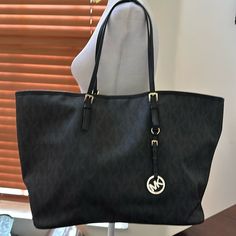 Great Condition. Inside Zip Pocket And Key Holder Great Size And Lightweight Michael Kors Black, Key Holder, Michael Kors Bag, Womens Tote Bags, Zip Pockets, Michael Kors, Like New, Key, Women Shopping