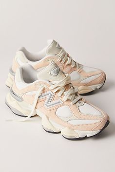 9060 New Balance, Glow Shoes, New Balance 9060, New Balance White, Tech Aesthetic, Wavy Lines, Chain Strap Bag, Oversized Tote Bag, Christmas Inspo