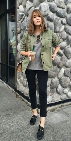 Parka verde militar, t-shirt cinza, calça skinny preta, gucci loafers Japan Summer, Fashion Hippie, Best Casual Outfits, Black Shirts Women, Fashion Articles, Fashion Streetwear, 가을 패션, Fashion Vintage, 80s Fashion