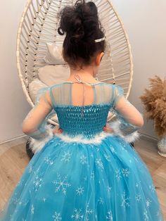 Winter Princess Dress For Costume Party, Elsa Themed Birthday Party, Frozen First Birthday, Elsa Birthday Party, Princess Elsa Dress, Princess Jasmine Costume, Surprise Birthday Decorations, Disney Frozen Birthday Party, Poofy Dress