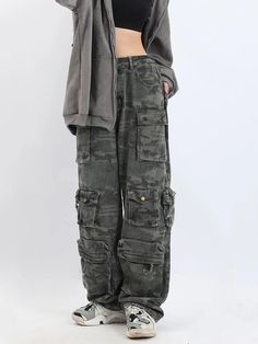 Stand out from the crowd with these stylish women's emo camouflage low waist baggy pants. featuring a unique emo design and a low-rise waist and baggy fit, these pants are perfect for any casual event! Hip Hop Cargo Pants, Vintage Jeans Style, Camouflage Jeans, Style Cargo Pants, Camouflage Cargo Pants, Denim Decor, Women Y2k, Casual Wide Leg Pants, Jeans Cargo