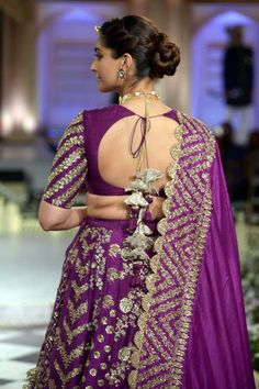 Anand Ahuja, Sonam Kapoor Fashion, Sleeveless Blouse Designs, Purple Lehenga, Netted Blouse Designs, Saree Wearing Styles, Half Saree Lehenga, Indian Bride Outfits, Blushing Bride