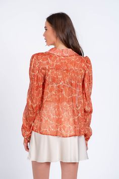 Adorned with a stunning warm rust print, this top exudes luxury and elegance. Perfect for any occasion, this top will elevate your style with its beautiful design. Materials: 99% Rayon, 1% Metalic Sizes: XS, S, M, L Dry Clean only Color: Rust Multi Model size S Made in the USA Style: BNT7916P53 Black Dress Jacket, Maxi Dress Sale, Jumpsuit Shorts Rompers, New Arrival Dress, Short Rompers, Elevate Your Style, Skirt Pants, Mini Black Dress, Sweater Jacket