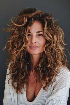 Forty Year Old Hair Styles Over 40, 40 Year Old Curly Hair Styles, Natural Curly Hair Color Ideas Balayage, 40 Year Old Hairstyles, Crow Story, 40 Year Old Women, Long Sleek Hair, Curly Haircuts